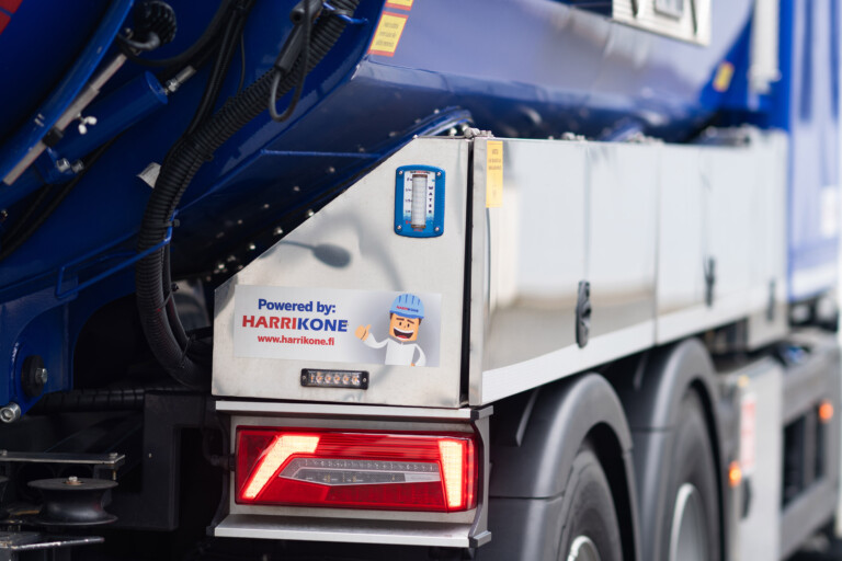 Viemärin avaus imuautolla.