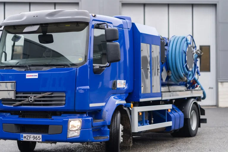 Akuutti tarve imuau­tolle? Mistä saat kalus­toa infran ja kun­nal­lis­tek­nii­kan yllät­tä­viin ruuh­ka­huip­pui­hin